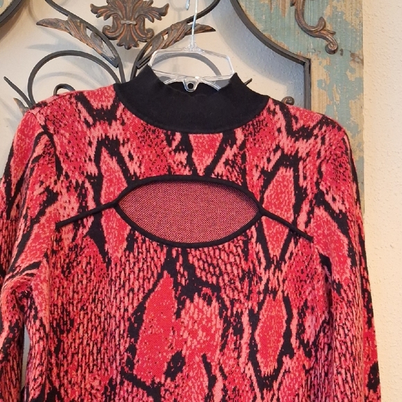 ☆☆New York & Co. Vibrant Red Snake Sweater. NWOT Size Medium ■ Offers Welcome - Picture 5 of 11